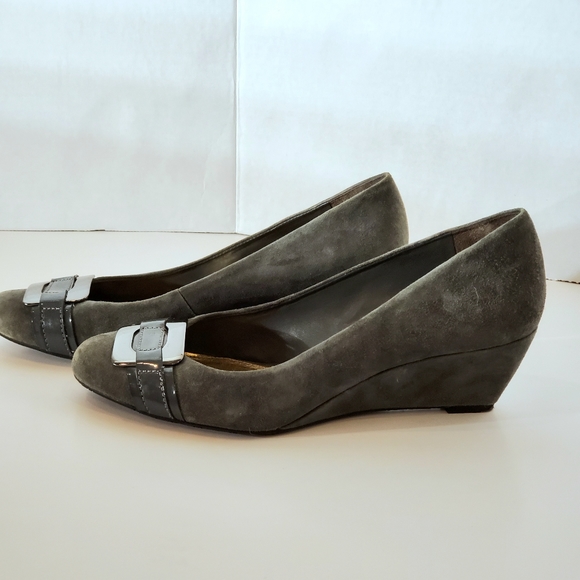 Antonio Melani Gray Suede Wedge Heel, size 7M - Picture 3 of 11